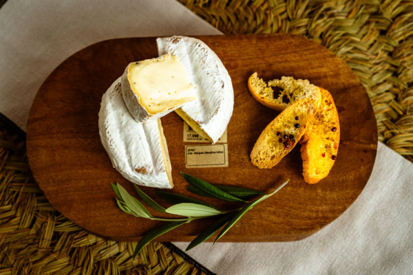 Queso Pastura de trufa cortado, con tostas de pan