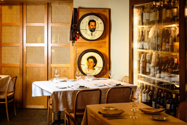 Comedor del restaurante La Abacería con la mesa preparada